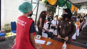 Kejati Sulut Gelar Vaksinasi, Dita Prawitaningsih: Tetap Patuhi Prokes!