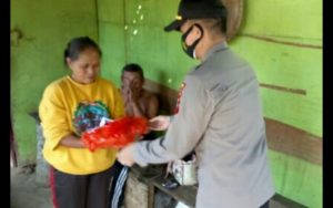 Polsek Kotamobagu Bagi Sembako dan Masker, Bantu Warga Kurang Mampu