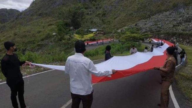 Bendera Merah Putih Berkibar di Patung Tuhan Yesus Tertinggi di Dunia
