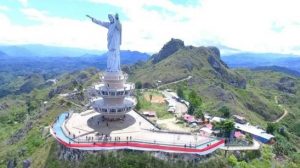 Bendera Merah Putih Berkibar di Patung Tuhan Yesus Tertinggi di Dunia