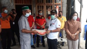 Maurits Mantiri – Hengky Honandar Salurkan Bansos Lewat Gereja dan Masjid