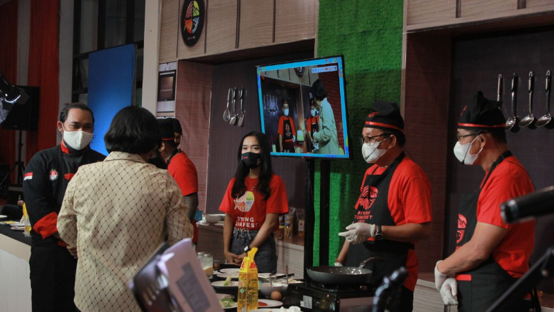 Bitung Tuna Fest 2021, Maurits Mantiri - Hengky Honandar Sajikan Sandwich "Sadis"