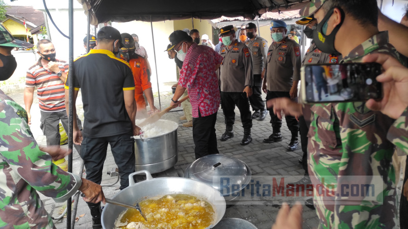 Wali Kota Bitung Sambangi Dapur Umum TNI/Polri, Maurits Mantiri: Ini Gotong Royong di Tengah Pandemi
