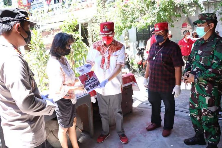Royke Roring Salurkan Bantuan Pemkab Minahasa Bagi Warga Korban Kebakaran Tondano