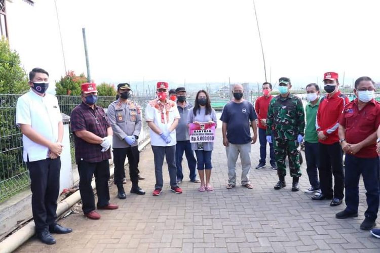 Royke Roring Salurkan Bantuan Pemkab Minahasa Bagi Warga Korban Kebakaran Tondano