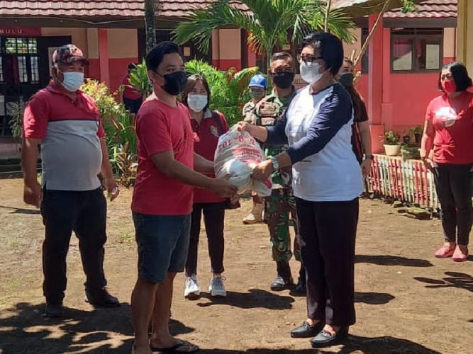 Dihadiri Robby Dondokambey, Kecamatan Tombulu Salurkan Bantuan Beras