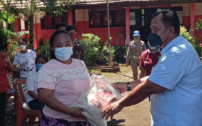 Dihadiri Robby Dondokambey, Kecamatan Tombulu Salurkan Bantuan Beras