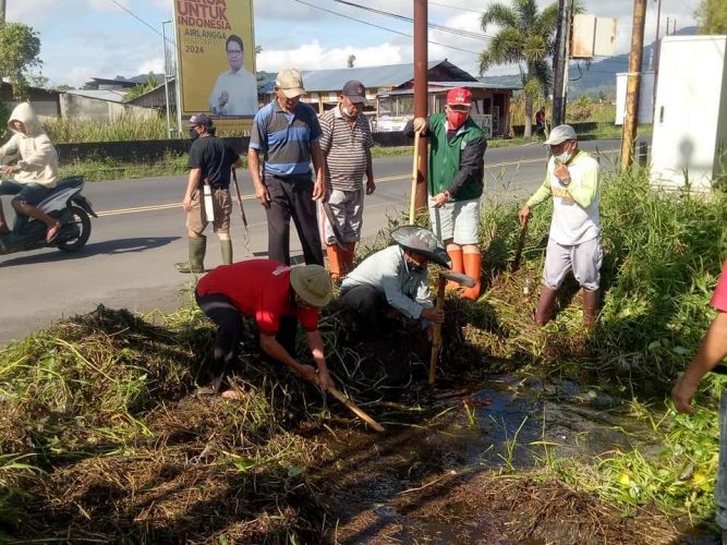 Robert Ratulangi Pimpin Kerja Bakti Bersihkan Selokan Air
