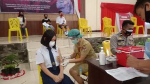 Ratusan Anak Sekolah Sambangi Polres Minsel Lakukan Vaksinasi