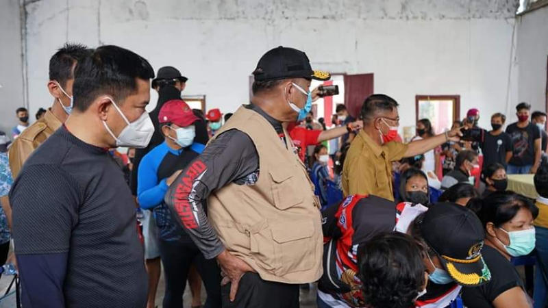 Bupati Joune Ganda Dampingi Gubernur Olly Dondokambey Monitoring Vaksinasi di Pulau Gangga
