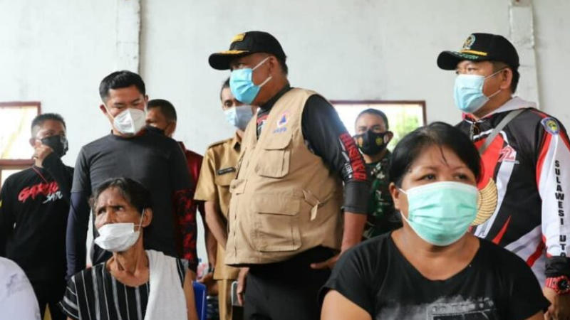 Bupati Joune Ganda Dampingi Gubernur Olly Dondokambey Monitoring Vaksinasi di Pulau Gangga