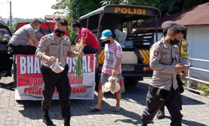 Polsek Rural Kakas Bagi Sembako Kepada Masyarakat