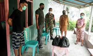 Didampingi Babinsa, Pemdes Barangkalang Salurkan Bantuan Bagi Warga yang Jalani Isoman