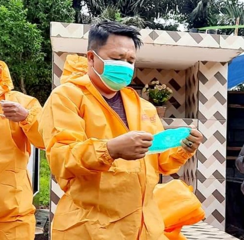 Lurah Kolongan Jones Mait Jadi Relawan Pemakaman Jenazah Covid-19