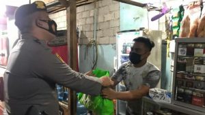 Polsek Airmadidi Bagikan Bansos dan Edukasi Prokes ke Pedagang