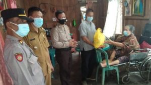 Ringankan Beban Warga, Polsek Dimembe Bagikan Bansos