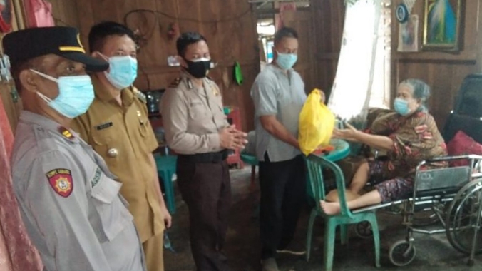 Ringankan Beban Warga, Polsek Dimembe Bagikan Bansos