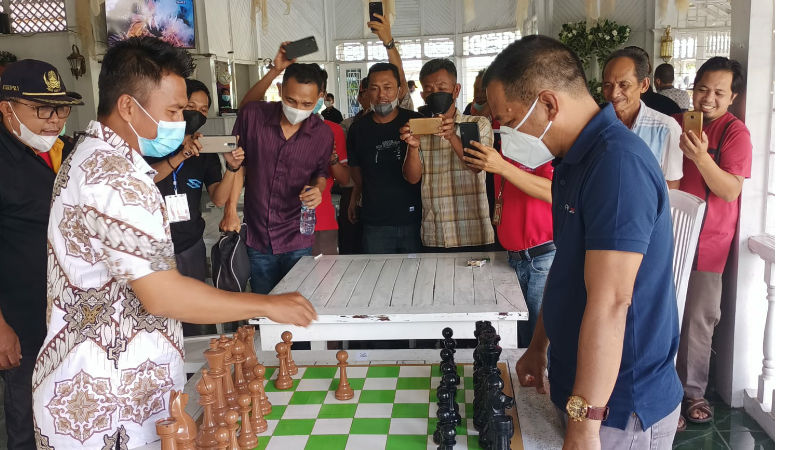 Kejuaraan Catur se-Kotamobagu: dr. Jusnan Mokoginta Kalahkan Sekda Bolmong Tahlis Galang