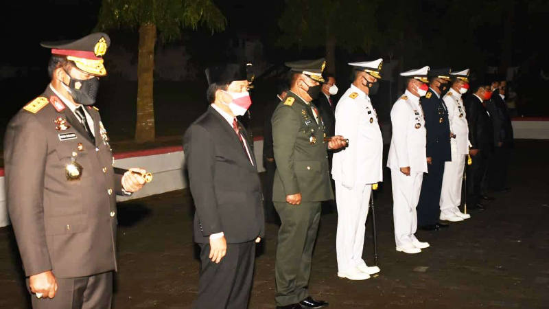 Pangdam XIII/Merdeka Pimpin Apel Kehormatan dan Renungan Suci di TMP Kairagi 10 Pangdam XIII/Merdeka Pimpin Apel Kehormatan dan Renungan Suci di TMP Kairagi