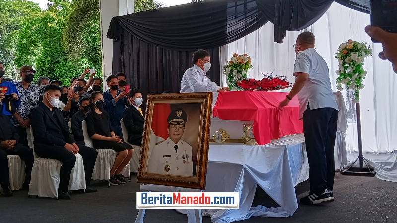 Pimpin Persemayaman Alm Winsulangi Salindeho, Andrei Angouw Sampaikan Terima Kasih