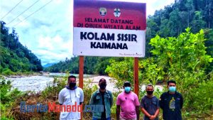 Bernuansa Merah Putih, Pemuda Katolik Lakukan Pemasangan Papan Ucapan Selamat Datang di Kolam Sisir Kaimana