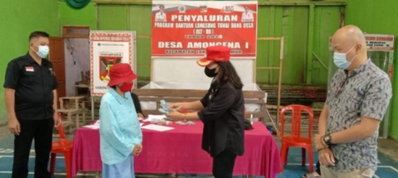 Isje Supit Pantau Penyaluran BLT di Desa Karondoran dan Amongena 1