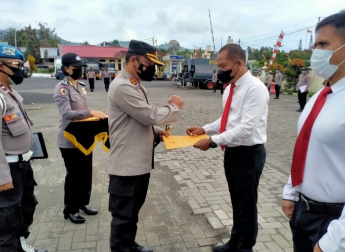 Kapolres Minahasa Beri Penghargaan Kepada 11 Anggota Polisi