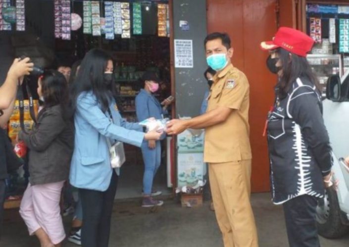 Jani Tulangow Bagi Masker Gratis Ke Pasar Langowan