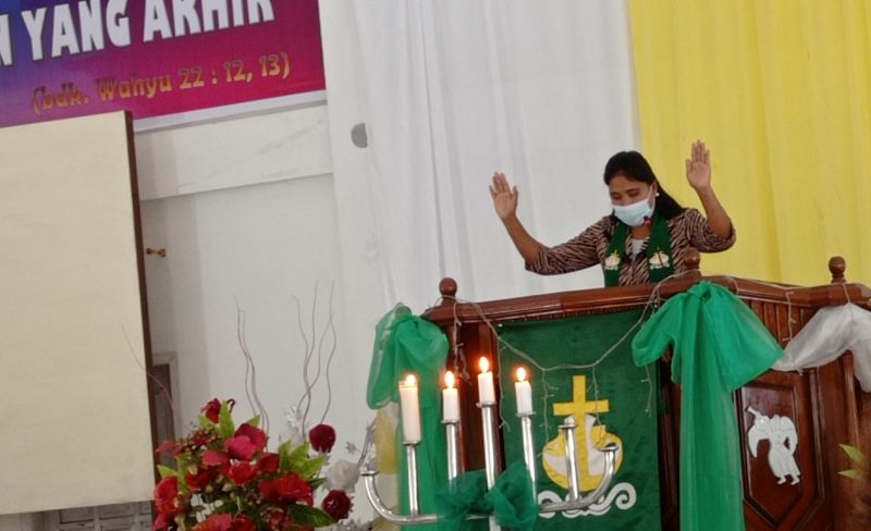 Penatua Erna Pimpin Ibadah di Gmim Damsik Apela I