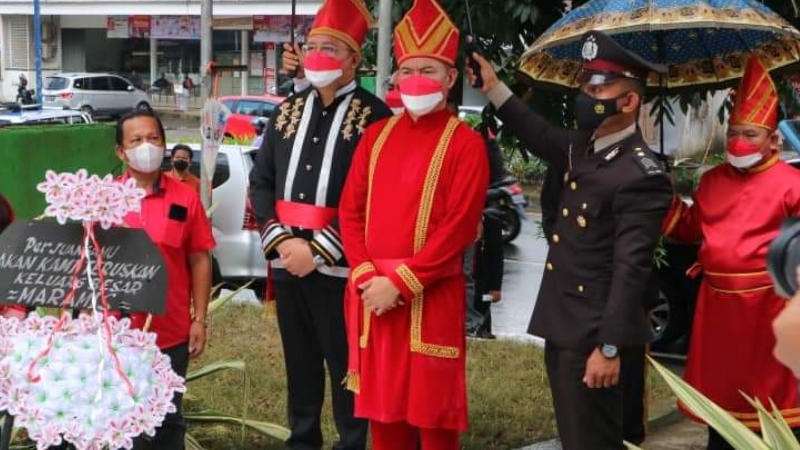 Joune Ganda - Kevin Lotulung Ziarah ke Makam Maria Walanda Maramis dan Tuguh AA Maramis