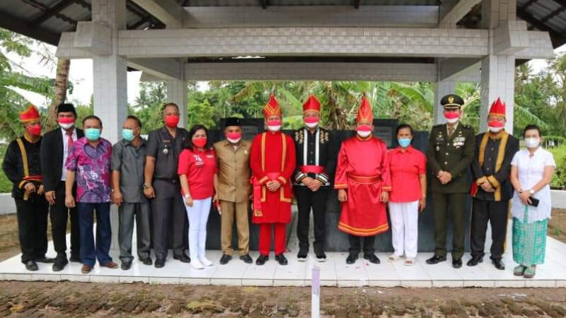 Joune Ganda - Kevin Lotulung Ziarah ke Makam Maria Walanda Maramis dan Tuguh AA Maramis