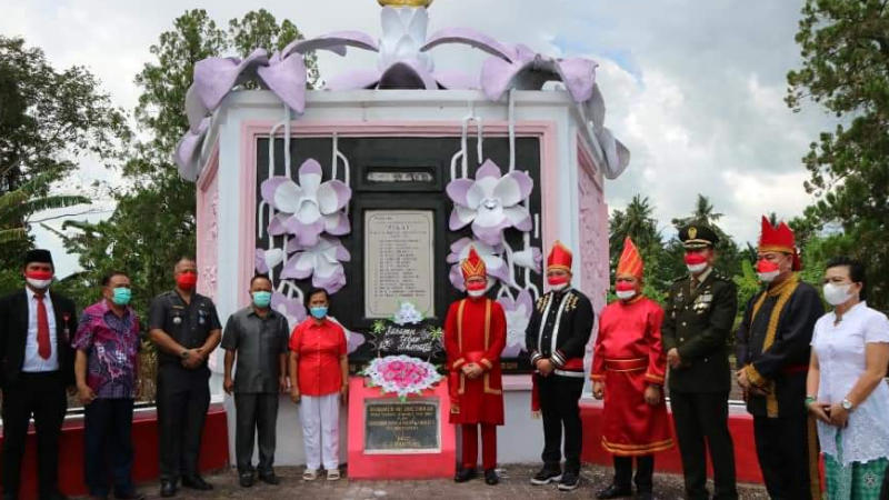 Joune Ganda - Kevin Lotulung Ziarah ke Makam Maria Walanda Maramis dan Tuguh AA Maramis