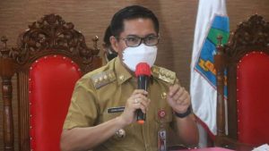 Akibat Berkerumun, Bupati Joune Ganda Copot Sementara Jabatan Hukum Tua Desa Kaima