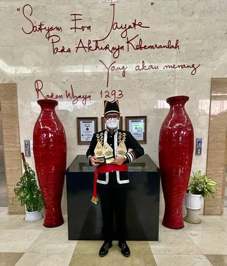 Joune Ganda Terima Sekaligus Tiga Penghargaan Trisaksi Award