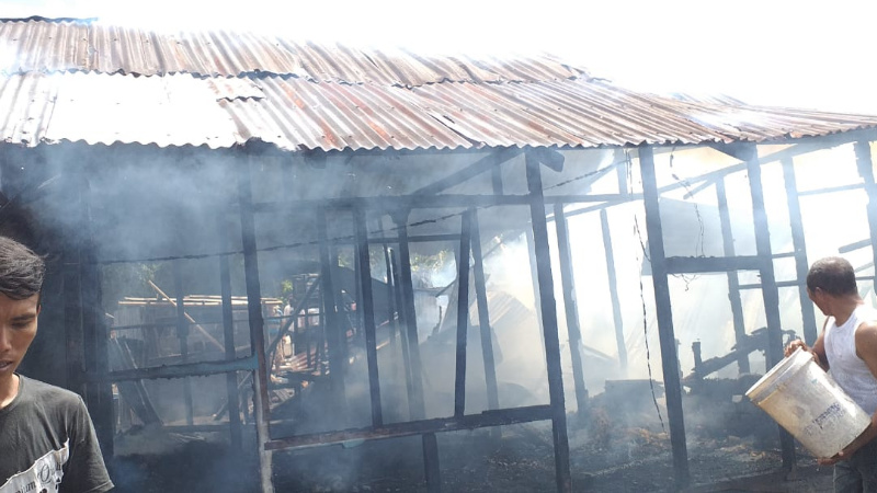 Satu Unit Rumah di Batuputih Dilalap Api, Warga Bahu-membahu Lakukan Pemadaman