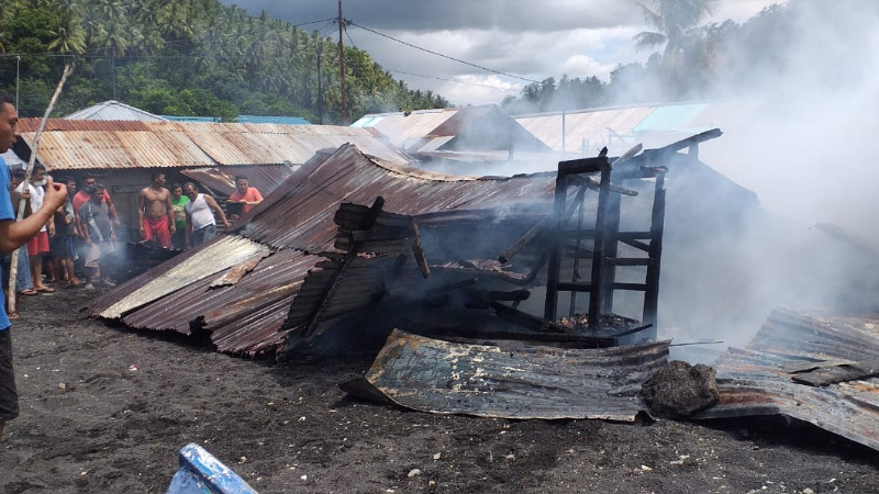 Satu Unit Rumah di Batuputih Dilalap Api, Warga Bahu-membahu Lakukan Pemadaman