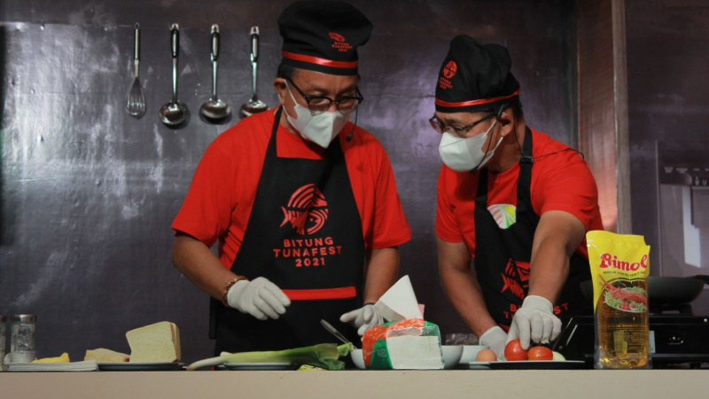 Bitung Tuna Fest 2021, Maurits Mantiri - Hengky Honandar Sajikan Sandwich "Sadis"