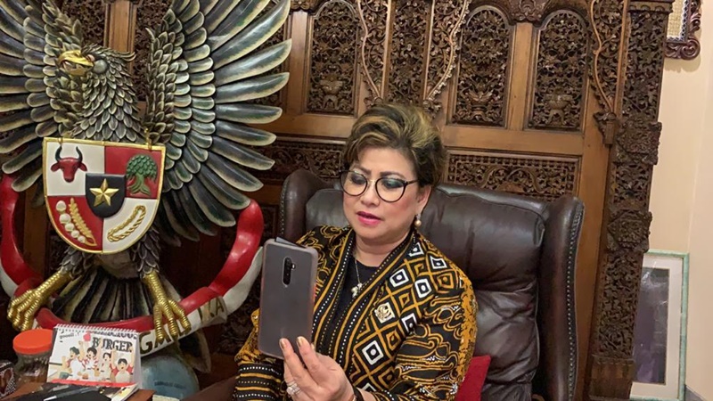 Senator Maya Rumantir Bantu Warga Sulut Yang Sedang Isoman