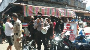 Gunakan Pengeras Suara, Anggota Polres Bitung Keliling Pasar Girian Ingatkan Prokes