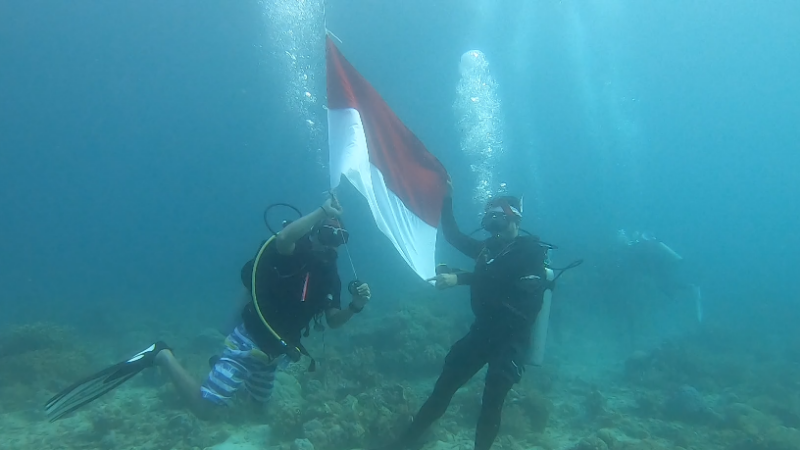 Penyelam Sulut Peringati HUT ke-76 RI di Dasar Laut Mitra