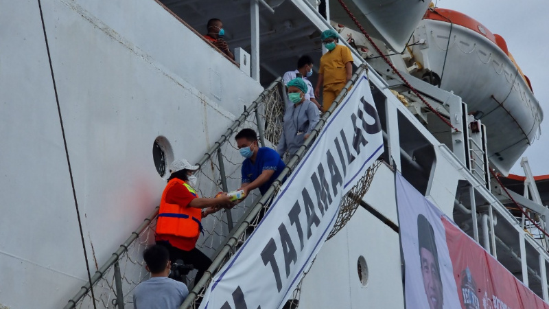 Ketua TP PKK Bitung Suplai Buah-buahan ke Pasien Isolasi Terapung KM Tatamailau
