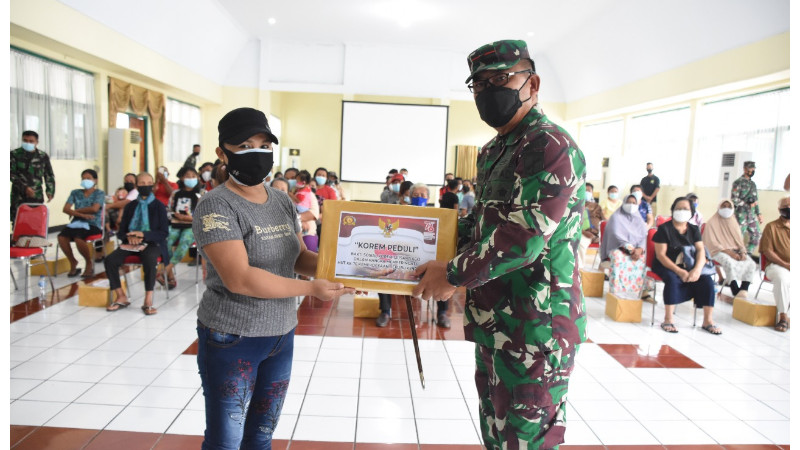 PPKM Diperpanjang, Brigjen TNI Prince Putong Salurkan Bansos Hasil Swadaya Korem 131/Santiago