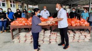 Bagikan Ribuan Paket Sembako, Matindas Rumambi: Ayo Gotong-Royong Perangi Pandemi!
