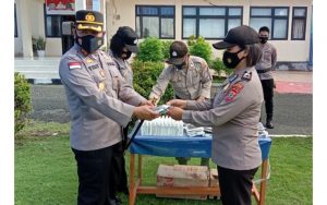 Jadi Contoh Taat Prokes, Kapolres Talaud Bagi Ratusan Masker dan Handsanitizer untuk Anggota