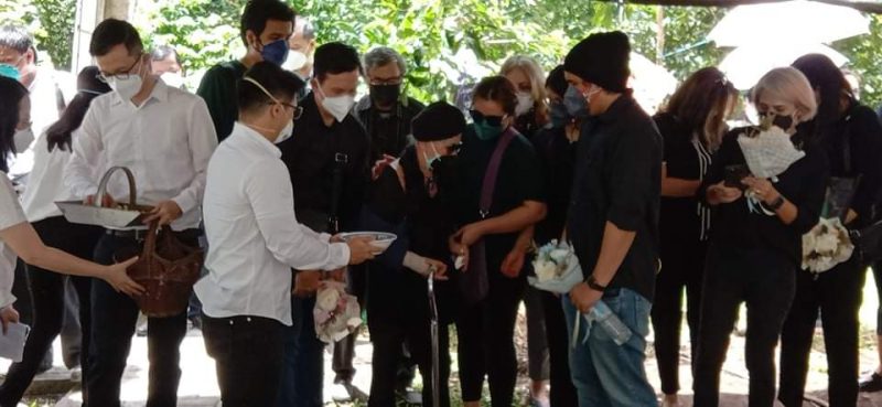 Prof Lefrandt Dimakamkan di Desa Lopana, Tangis Haru Selimuti Keluarga Aktor Marcelino 8 Prof Lefrandt Dimakamkan di Desa Lopana, Tangis Haru Selimuti Keluarga Aktor Marcelino