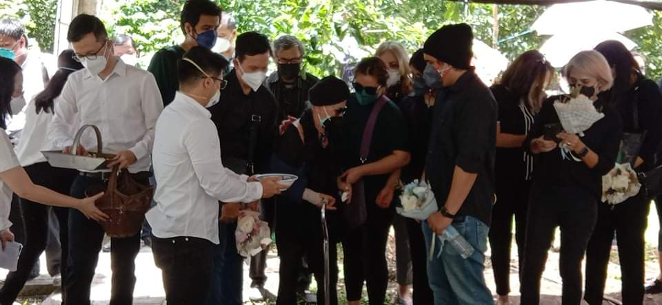 Prof Lefrandt Dimakamkan di Desa Lopana, Tangis Haru Selimuti Keluarga Aktor Marcelino
