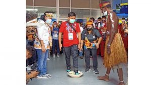 Tim Basket Sulut Tiba di Papua, Rombongan Clay Dondokambey Disambut Tari Kabasaran KKBS