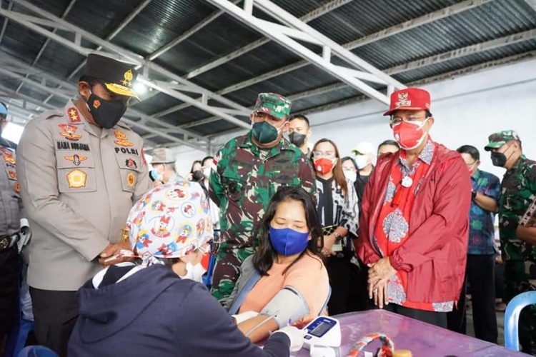 Tinjau Vaksinasi Bersama Kapolda, Royke Roring Apresiasi Antusiame Warga Kawangkoan