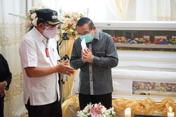 Royke Roring Melayat Di Rumah Duka Goni-Kaunang