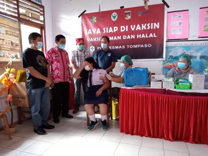 Stenly Umboh Tinjau Vaksinasi Usia 12-17 Tahun